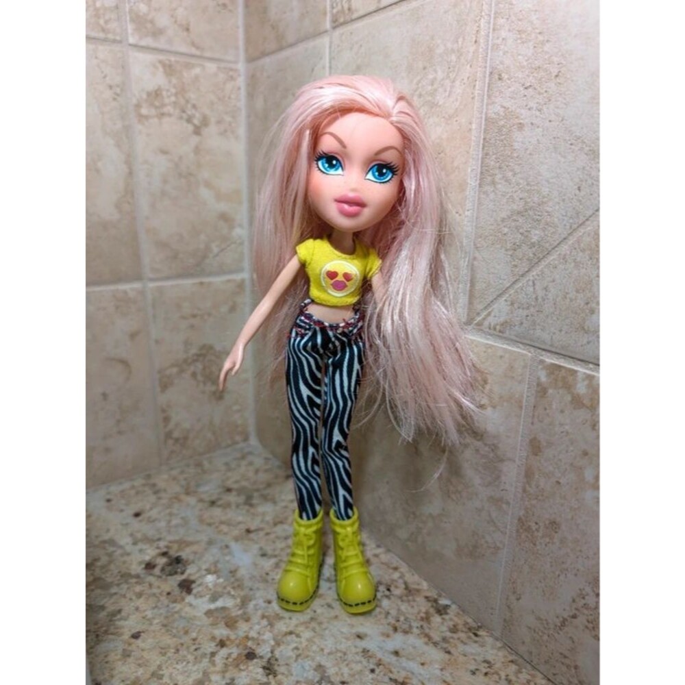 Bratz Cloe Selfie Snaps Doll